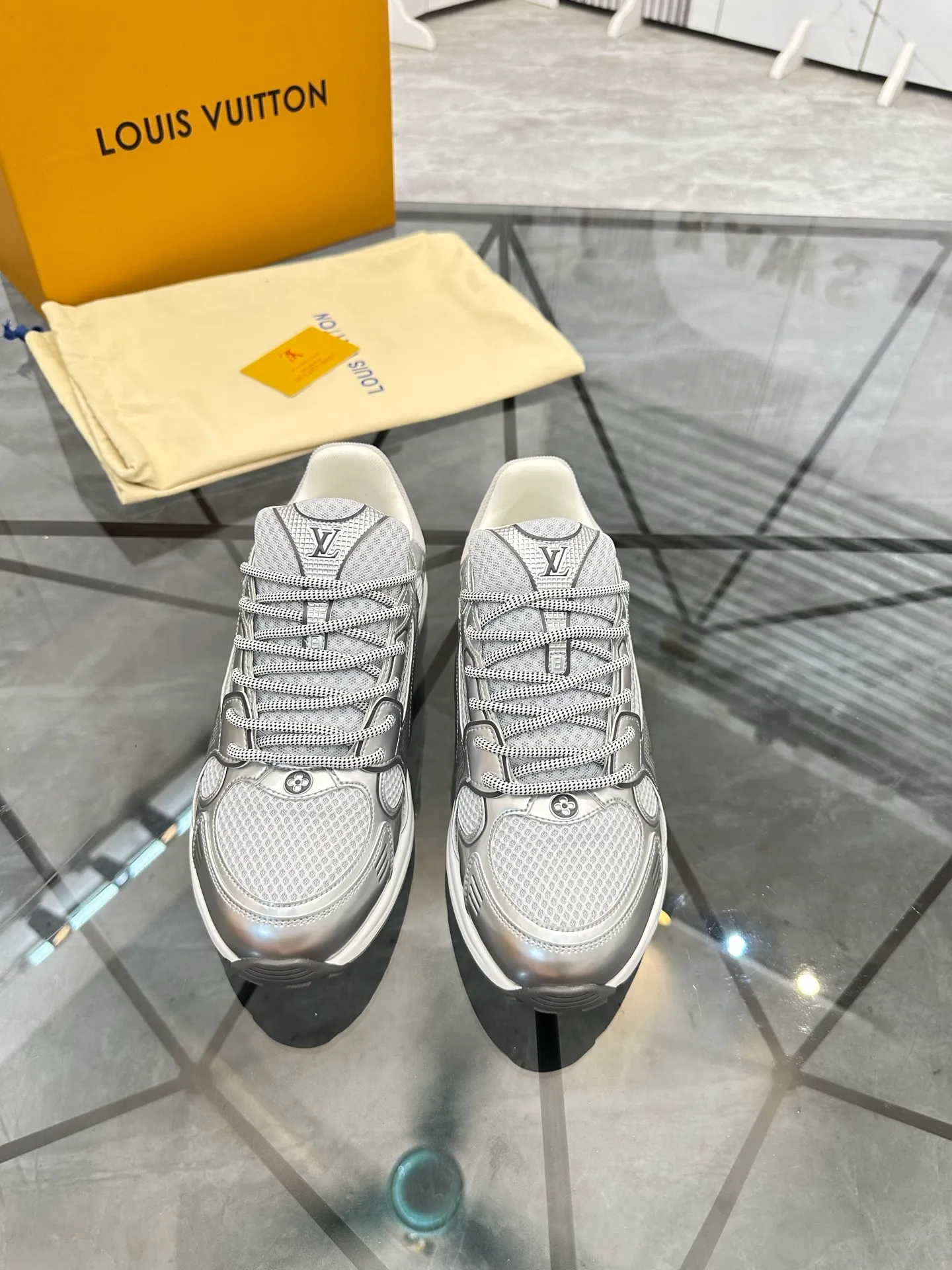 Men's shoes: 💰P660¥ Top quality Product trademark: LV* "Louis Vuitton*" low-top casual shoes Regular size: 35-44 (can be customized to 45.46) Couple style Product materials: Upper imported cowhide stitching original material, breathable lining, original outsole. Number: H218